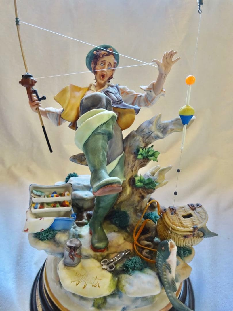 釣りをする陶器人形