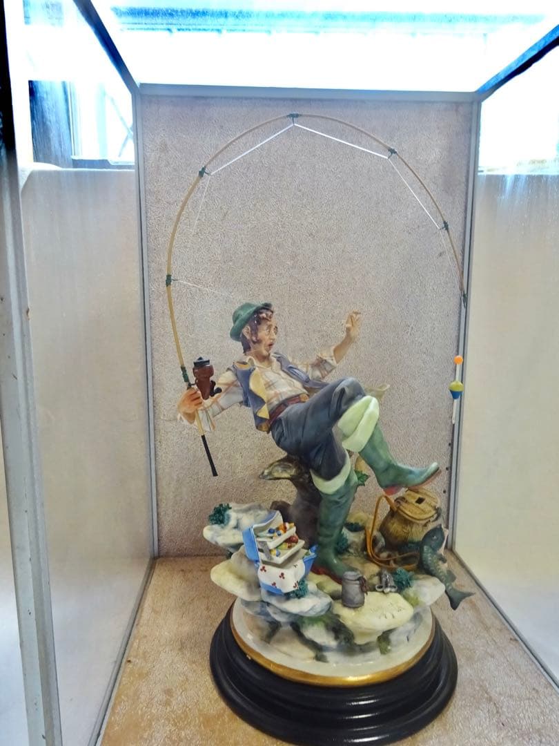 釣りをする陶器人形