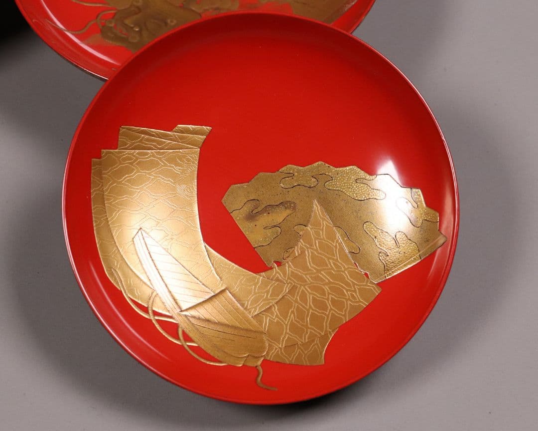 MA243 加賀蒔絵 能楽・翁 本金高蒔絵 朱塗三ッ盃・盃台 松蒔絵 木製 杯