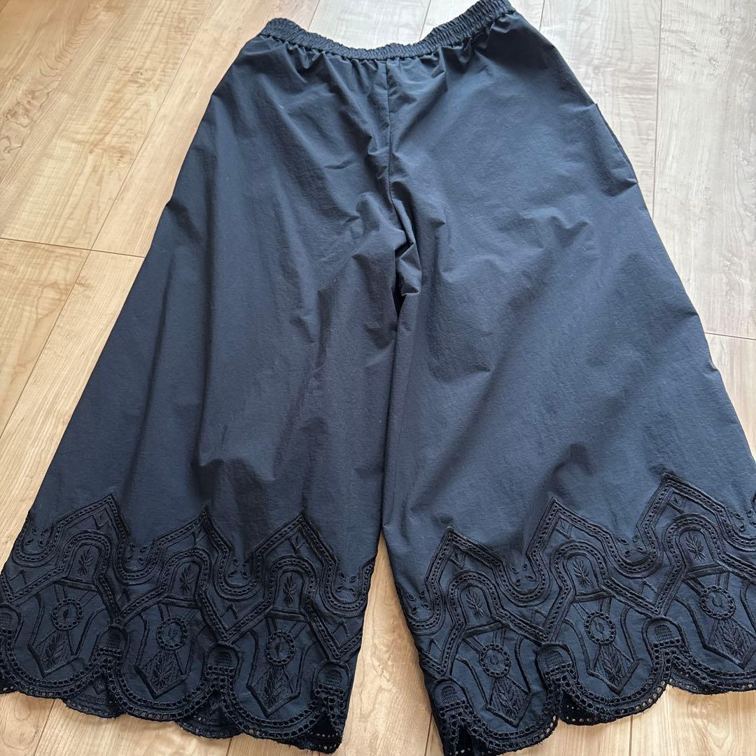 刺繍入り黒ワイドパンツ