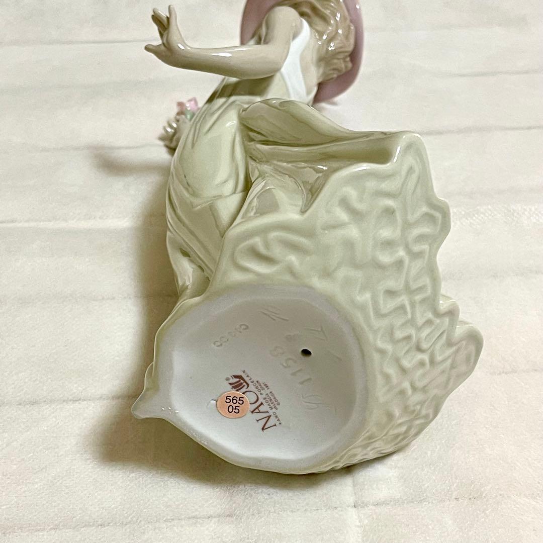 リアドロ　ナオ　一輪の花を持つ女性