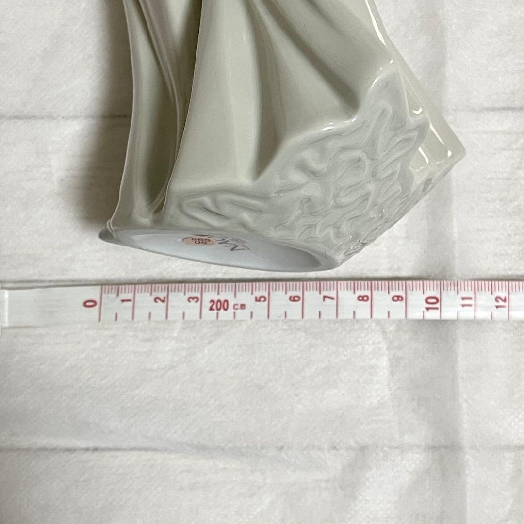 リアドロ　ナオ　一輪の花を持つ女性