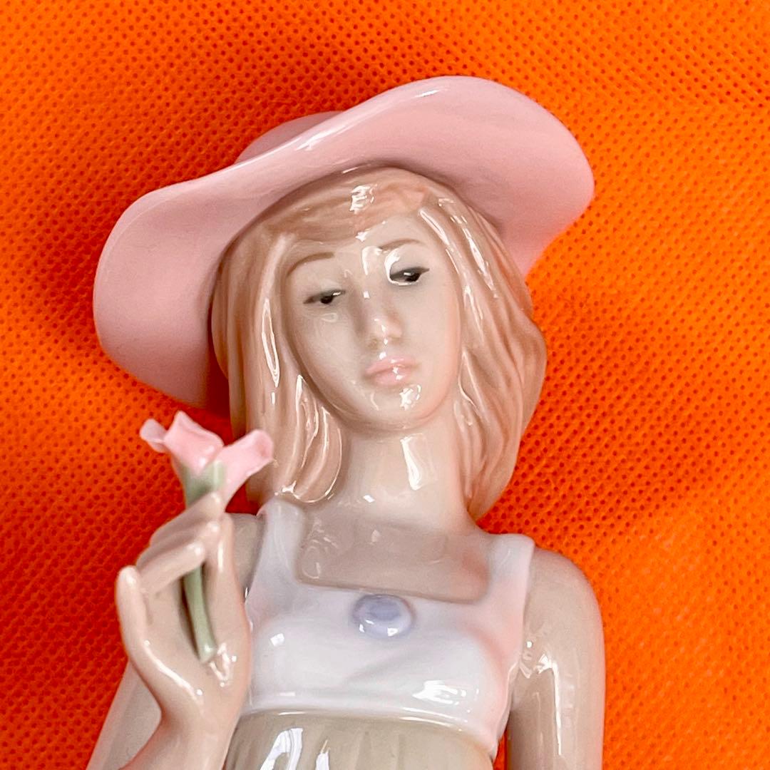 リアドロ　ナオ　一輪の花を持つ女性