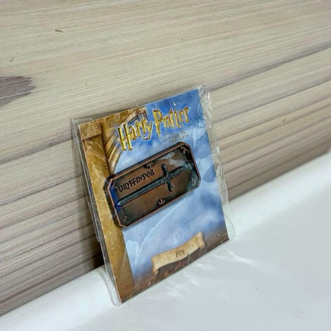 希少品★未使用品★ハリーポッターと秘密の部屋★グリフィンドールの剣★ピンズ