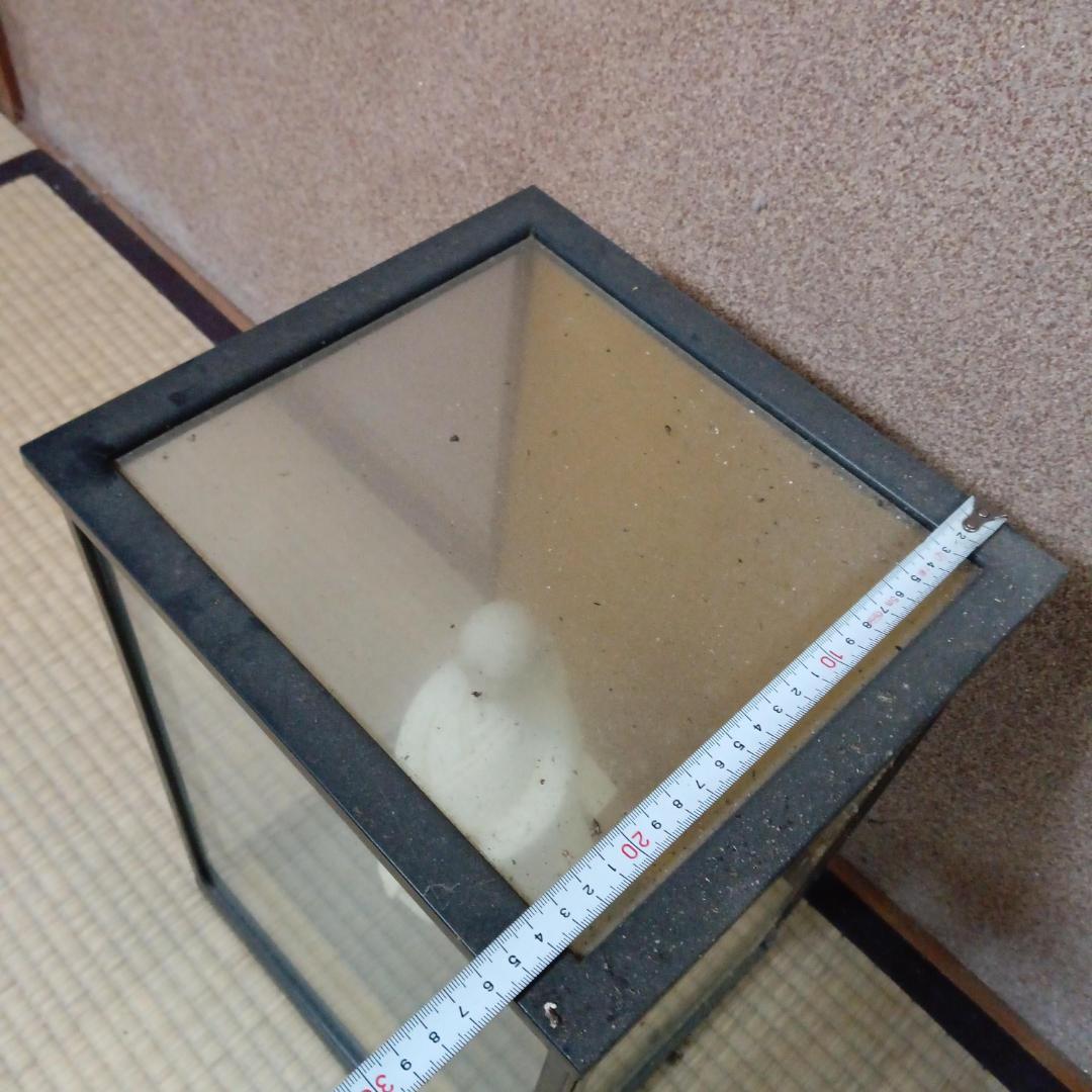 白い陶器製人形