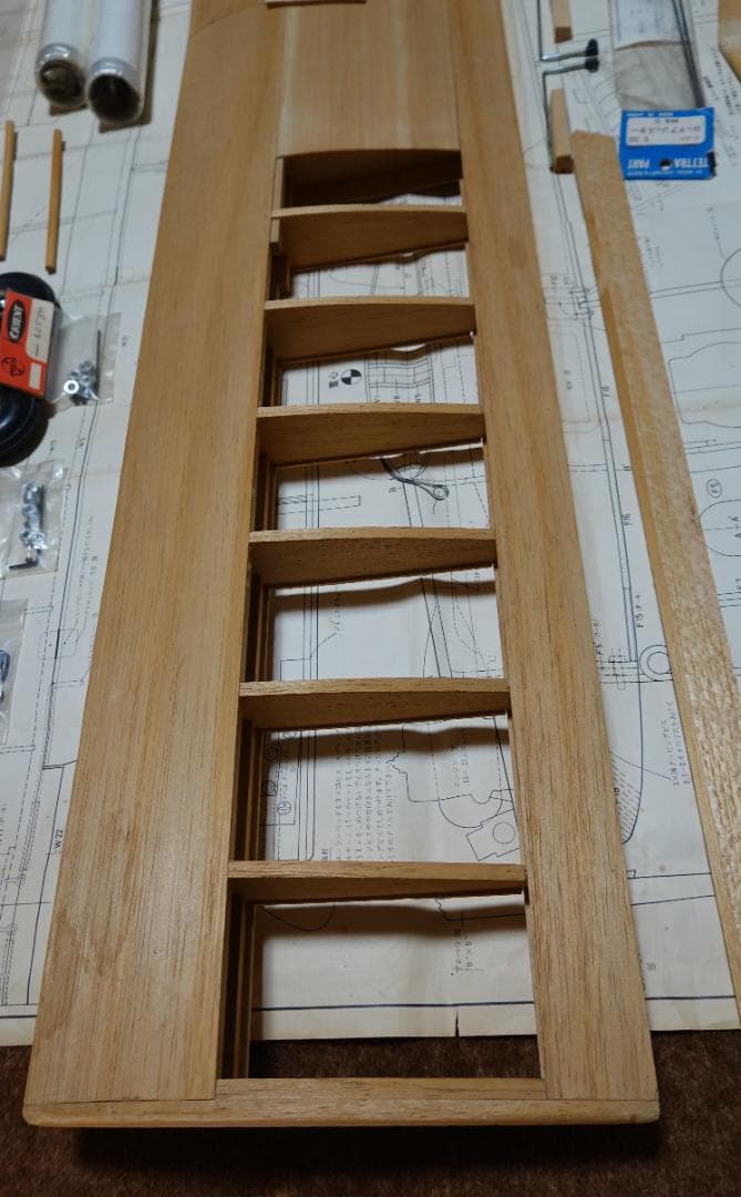 ひつじ　ラジコン飛行機　テトラ・ルーキー２０ＳＲ 半完成、パーツ付き