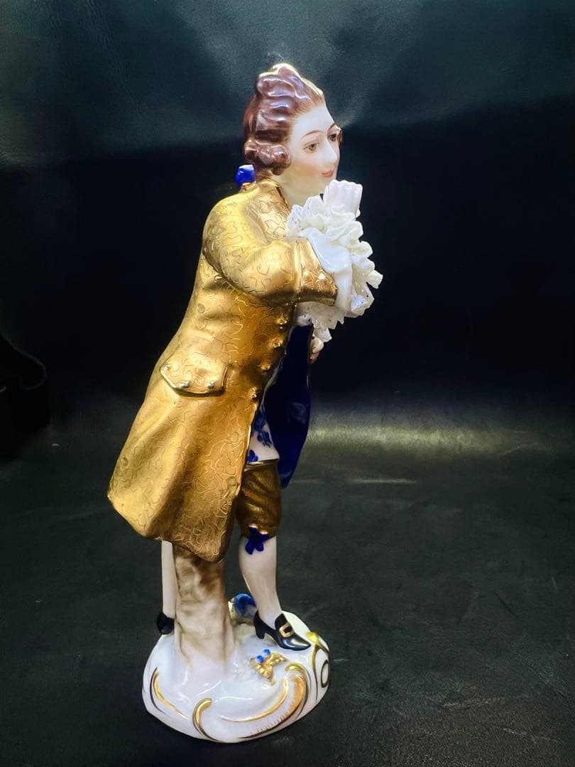 金色のコート 男性フィギュア 陶磁器