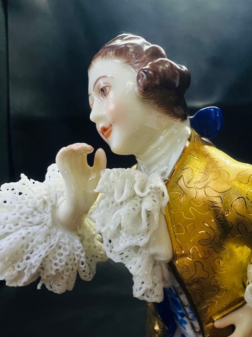 金色のコート 男性フィギュア 陶磁器