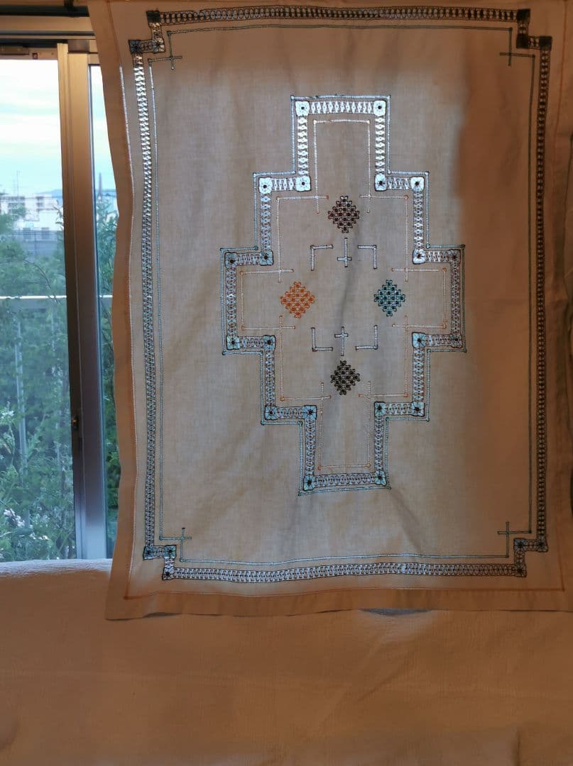 アンティーク 北欧ハーダンガー刺繍 レアな色糸ニードルワーク大判リネンクロス