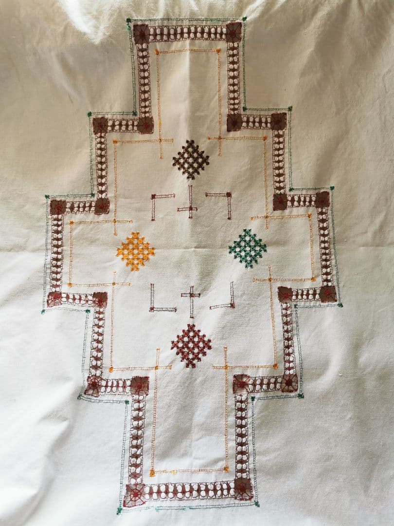 アンティーク 北欧ハーダンガー刺繍 レアな色糸ニードルワーク大判リネンクロス