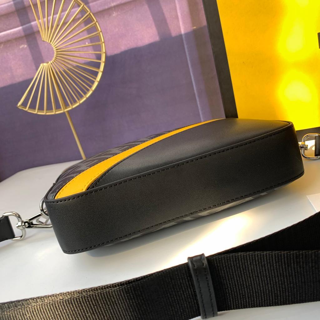 大人気！FENDI ショルダーバッグ ブラック/イエロー