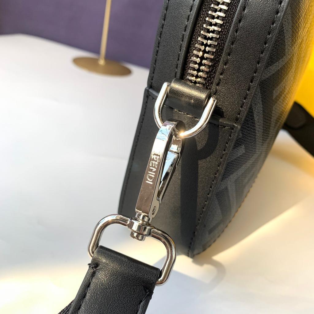 大人気！FENDI ショルダーバッグ ブラック/イエロー