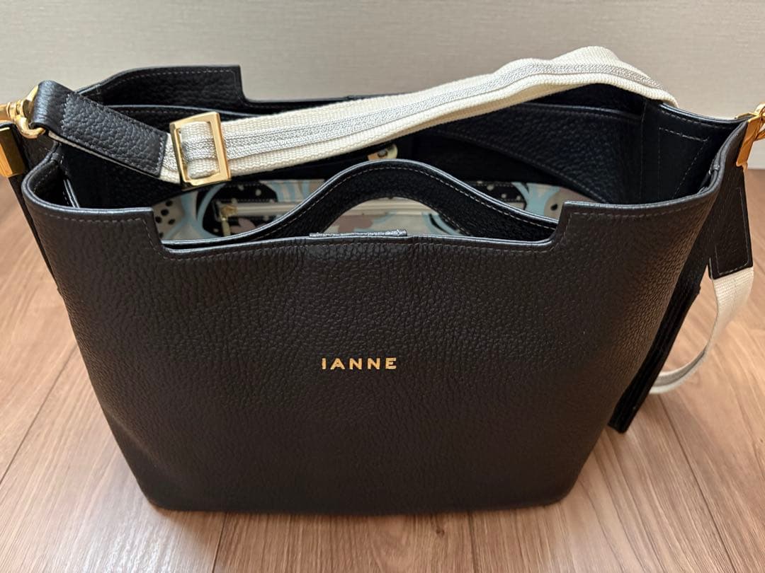 IANNE 黒 ショルダーバッグ