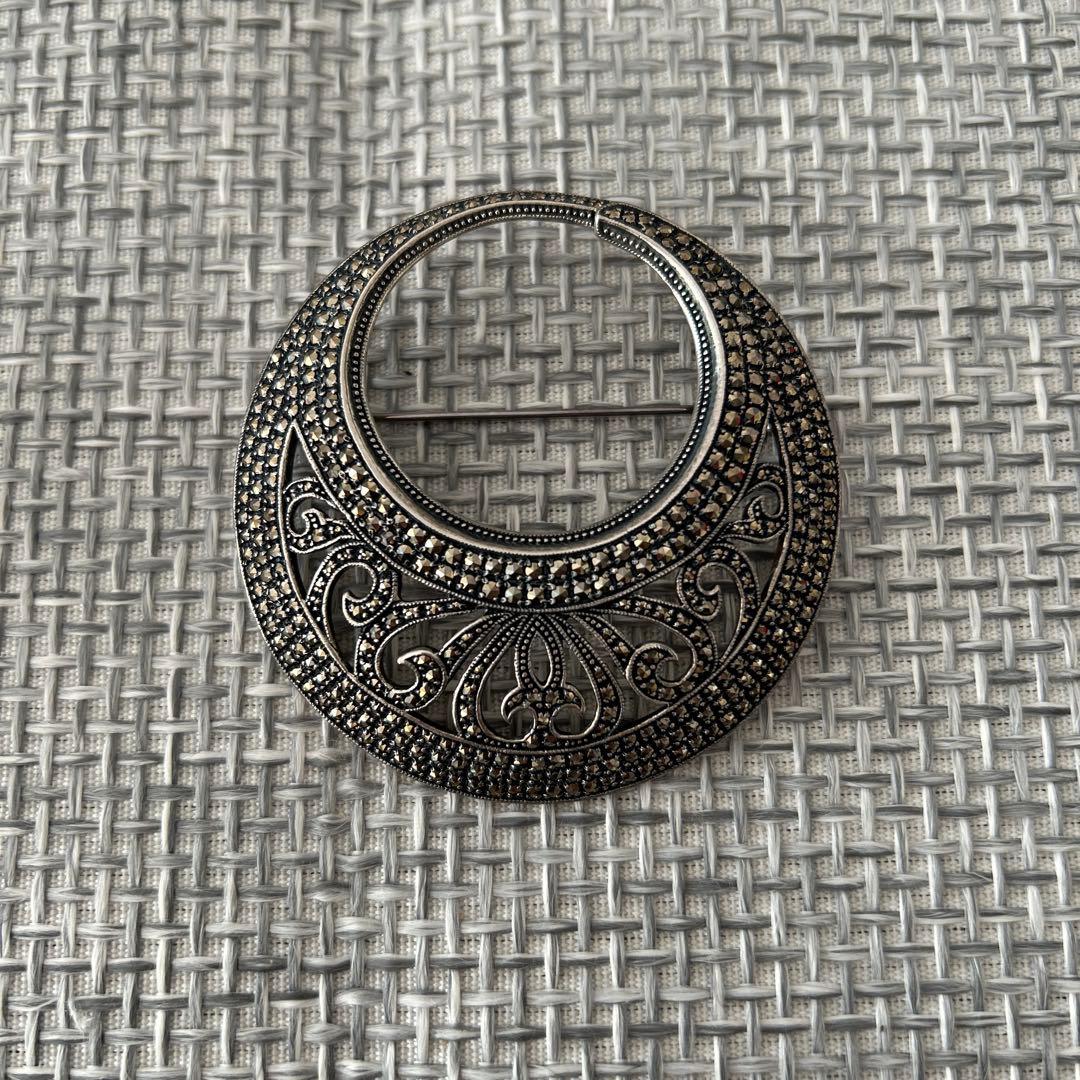 マルカジトブローチ