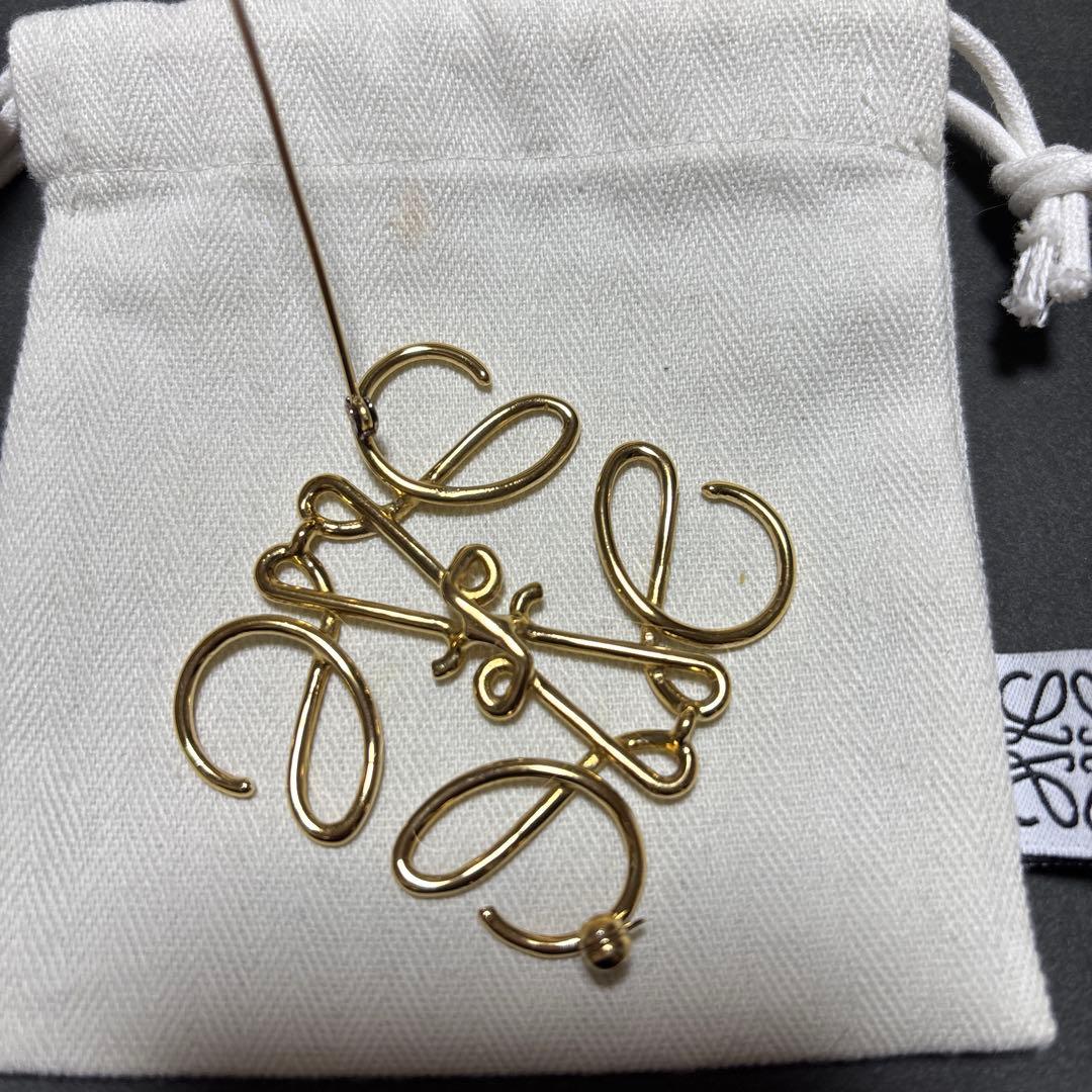 ロエベ　アナグラムブローチ　ゴールド