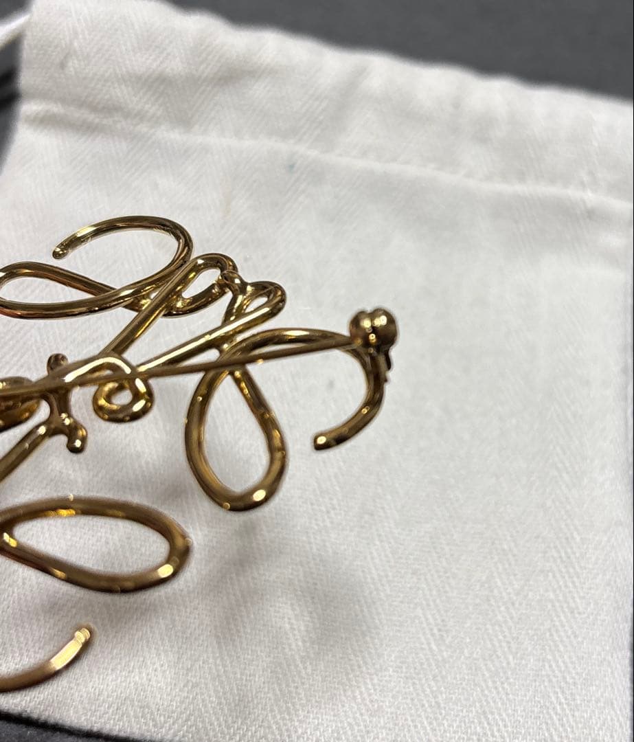 ロエベ　アナグラムブローチ　ゴールド