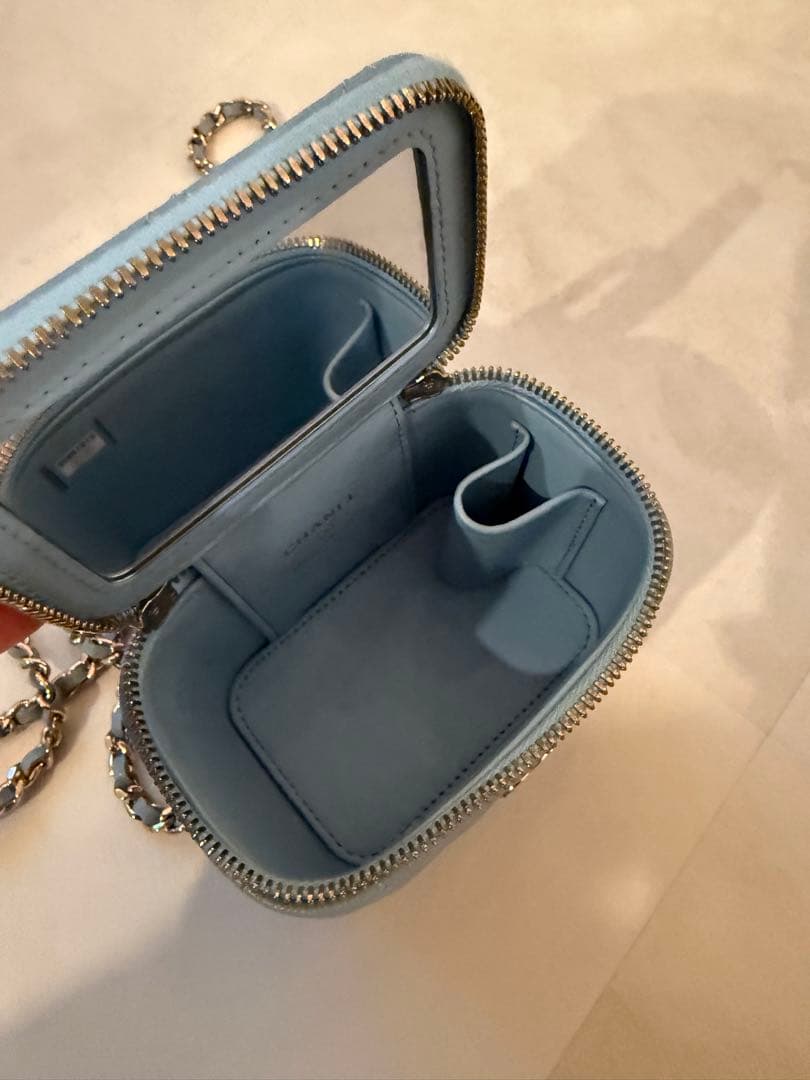 CHANEL ライトブルー ミニバニティーバッグ