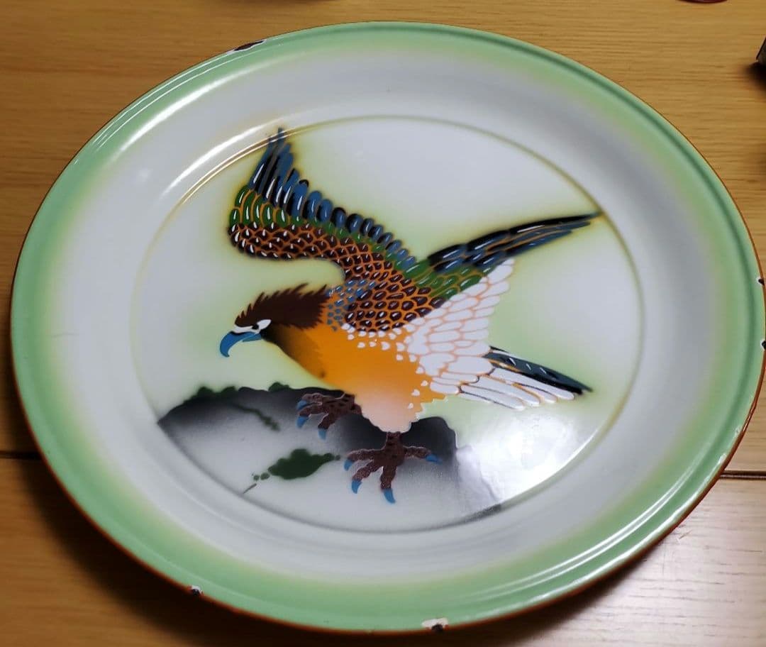 飛翔する鳥のホーロー皿