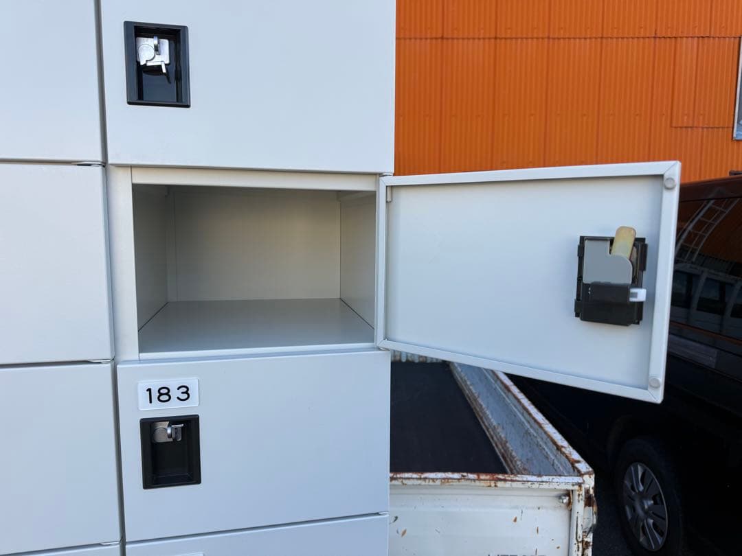 愛知　２７人用ロッカー シューズボックス　中古　南京錠タイプ