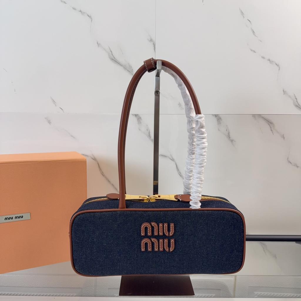 大人気！miu miuデニムショルダーバッグ