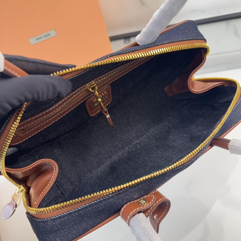 大人気！miu miuデニムショルダーバッグ
