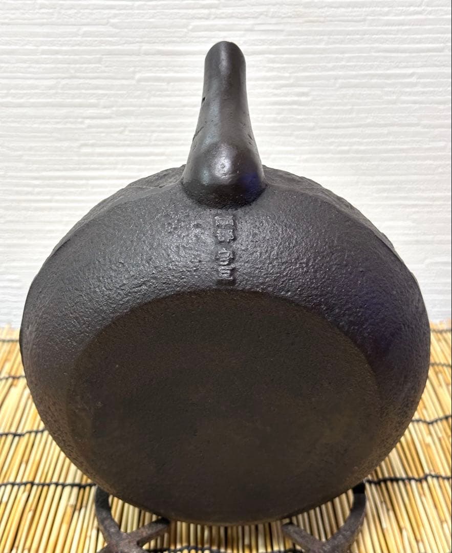 未使用品、栞付　岩手県奥州 佐秋鋳造所 佐藤守巨造 真作保証　南部鉄瓶 南部鉄器