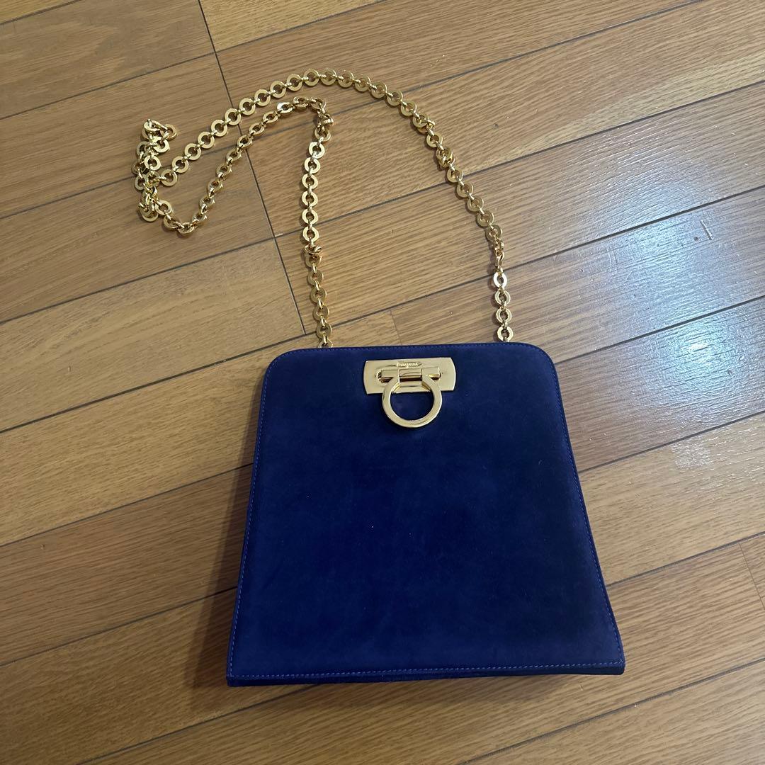 フェラガモ スエード ガンチーニ チェーンショルダーバッグ ネイビー レディース