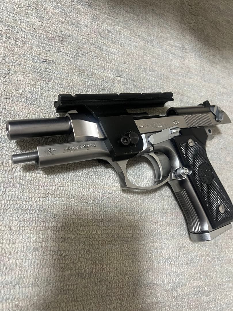 ウエスタンアームズ ベレッタ ガスガン シルバー/ブラック レール付き