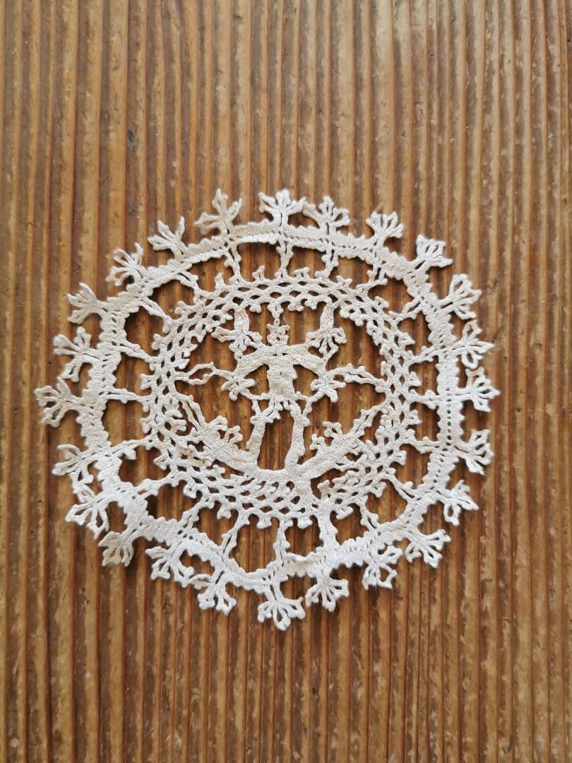 アンティーク ベルギー購入 可愛い人物像の小さなリネンドイリー フリルコースター