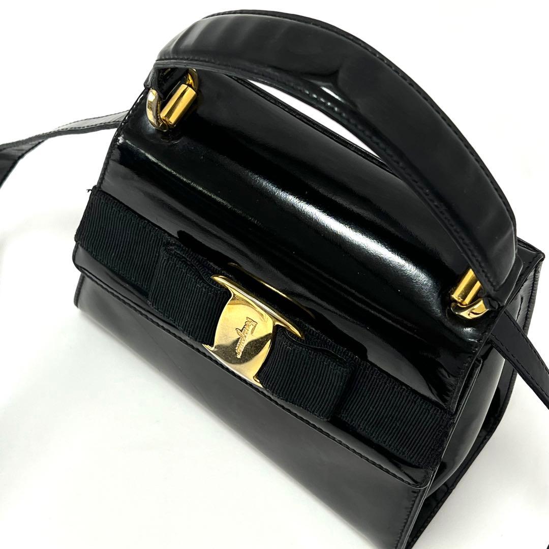 フェラガモ　ショルダー ハンドバッグ　2WAY　ヴァラリボン パテントレザー