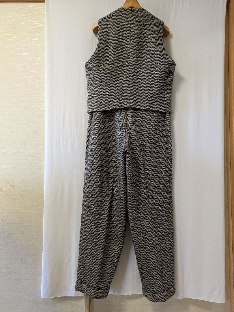 BBCOのうすい茶で、黒のへリンボーンの ベストとパンツ のセットアップスーツ