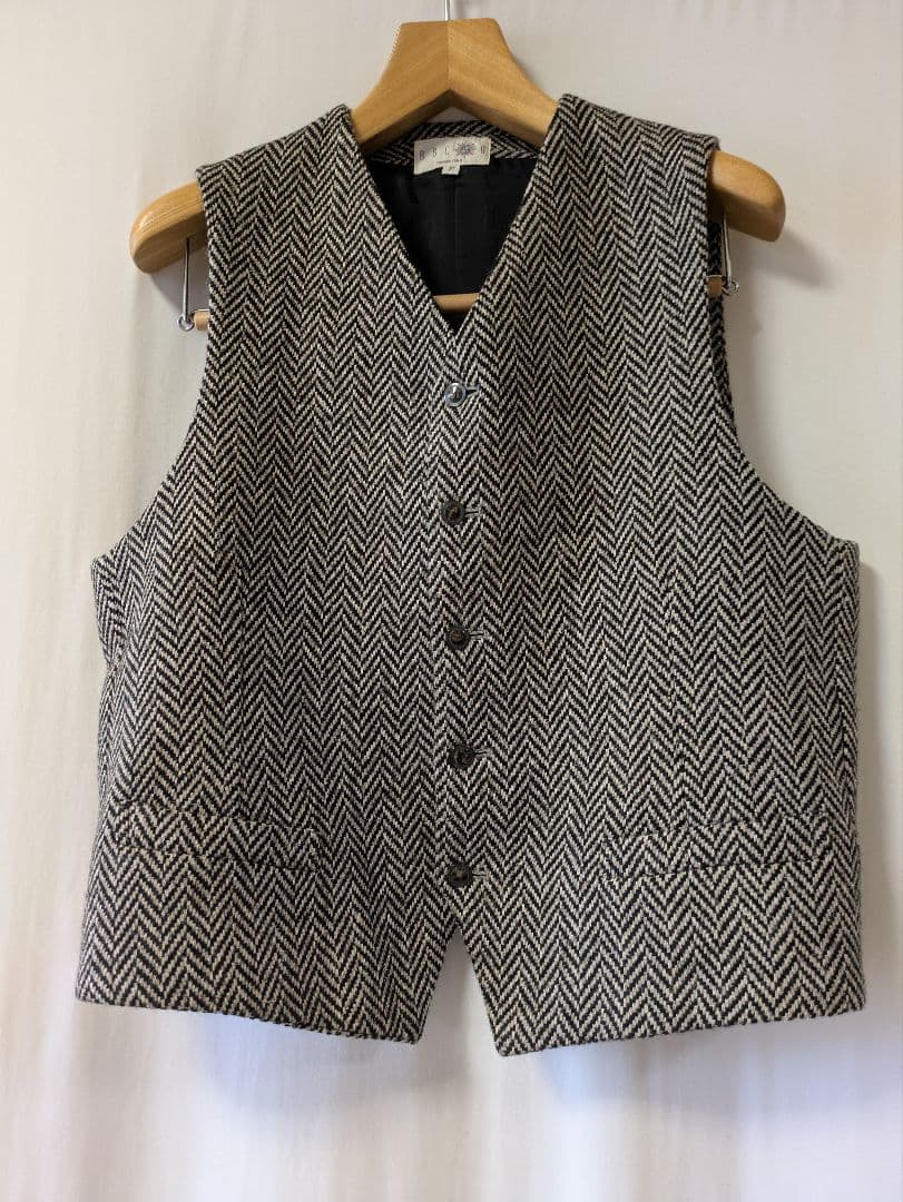 BBCOのうすい茶で、黒のへリンボーンの ベストとパンツ のセットアップスーツ