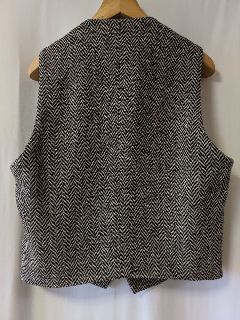 BBCOのうすい茶で、黒のへリンボーンの ベストとパンツ のセットアップスーツ