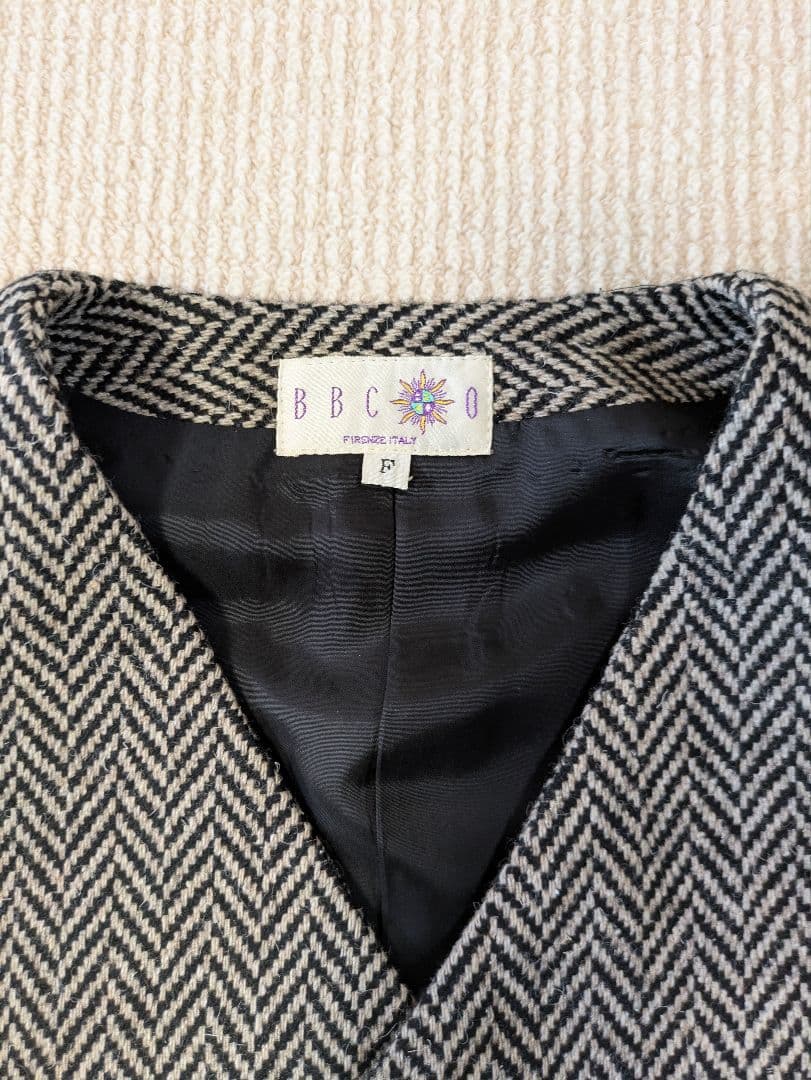 BBCOのうすい茶で、黒のへリンボーンの ベストとパンツ のセットアップスーツ