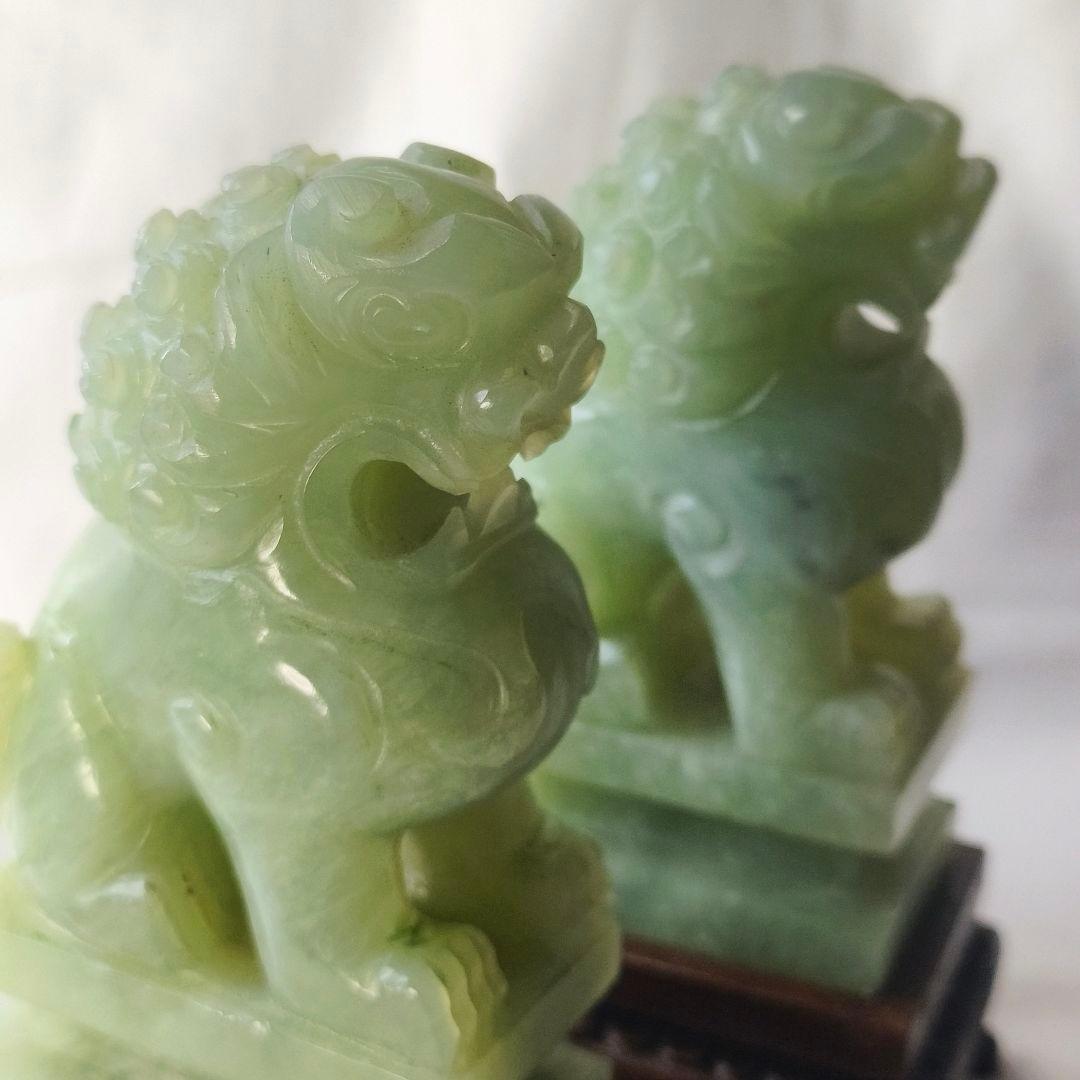中国骨董 玉獅子一対 手彫唐木台付 清朝古美術 コレクター放出 天然石 風水開運