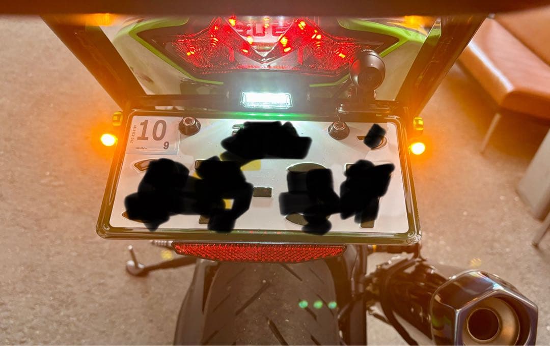 スペース　ポリッシュナンバー敷板とフェンダーレスブラケット