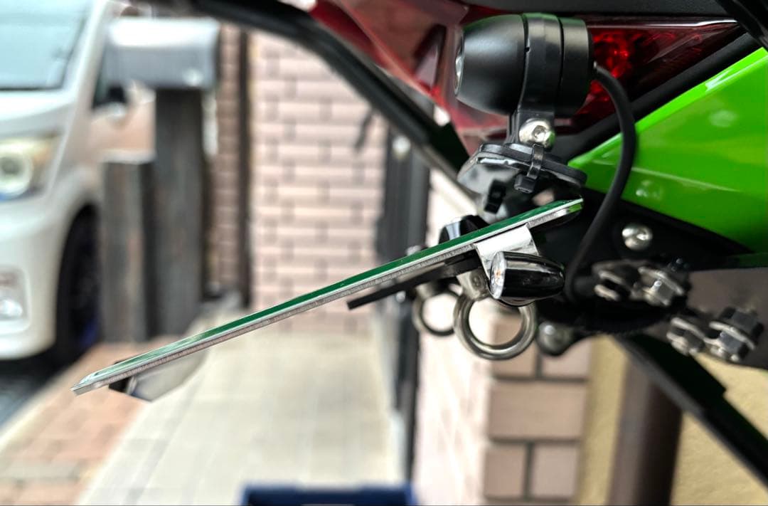 スペース　ポリッシュナンバー敷板とフェンダーレスブラケット