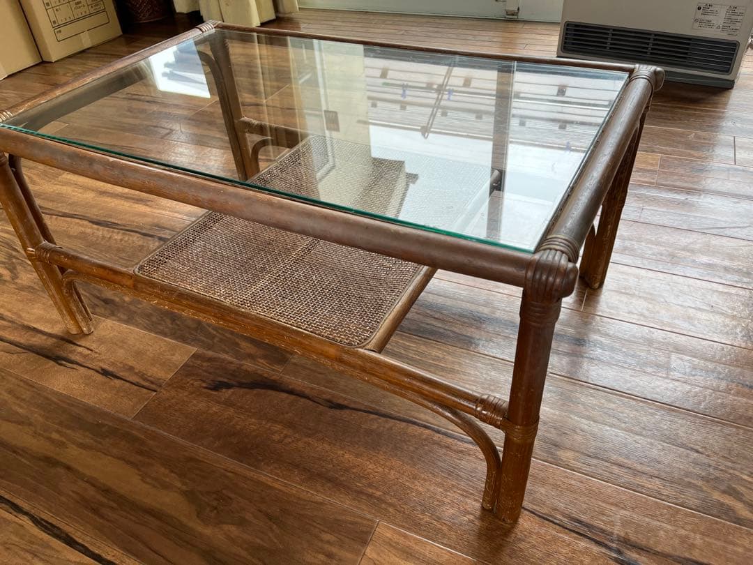 ガラスとラタンの長方形テーブル
