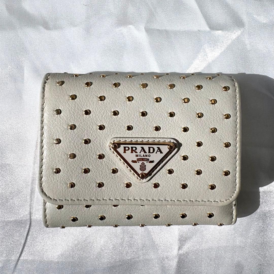 未使用級/現行✨プラダ 折り財布 三角ロゴ スタッズ RFID搭載 ホワイト