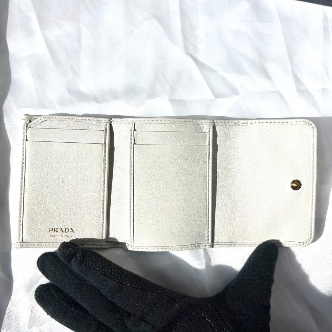 未使用級/現行✨プラダ 折り財布 三角ロゴ スタッズ RFID搭載 ホワイト
