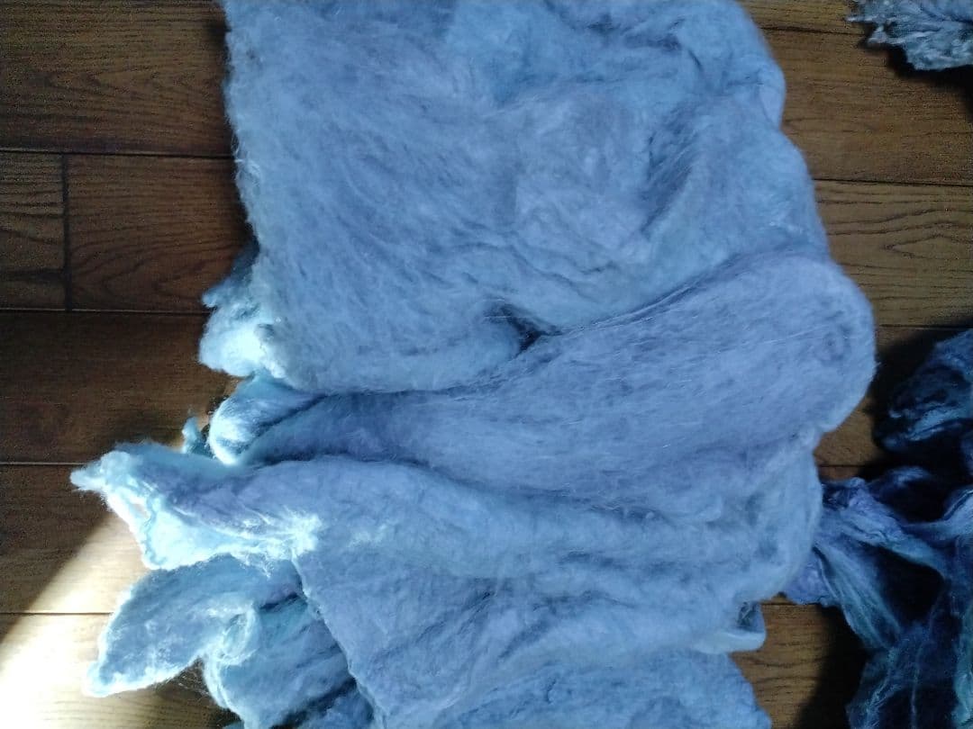 絹藍染めと草木染めの袋真綿1460g