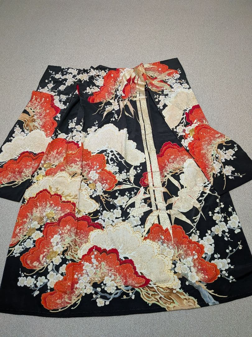 アンティーク黒引き振袖　豪快な松竹梅　＆アンティーク赤振袖長襦袢