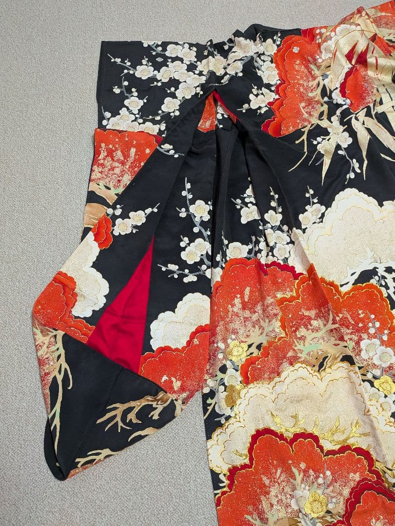 アンティーク黒引き振袖　豪快な松竹梅　＆アンティーク赤振袖長襦袢