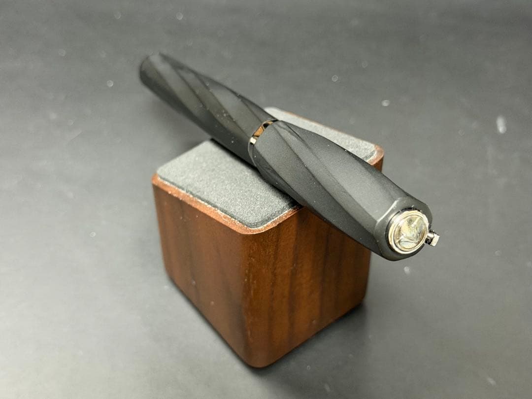 ビスコンティ　ディヴィーナ　マットブラック　ローラーボールペン