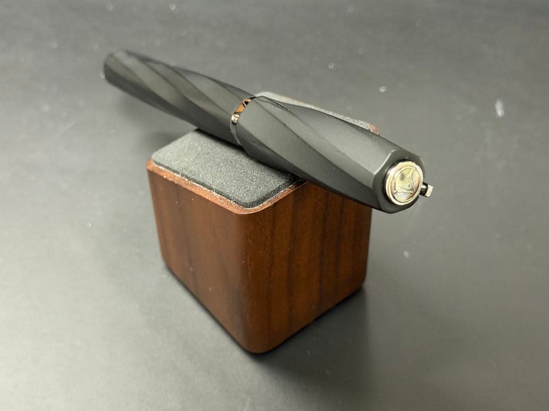 ビスコンティ　ディヴィーナ　マットブラック　ローラーボールペン