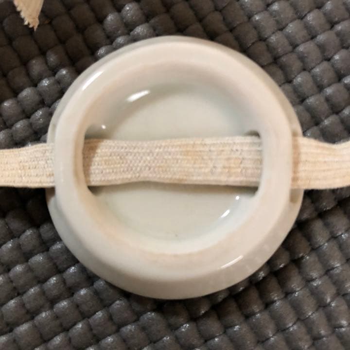 新井謹也 孚鮮 作 帯留め　呉須　椿