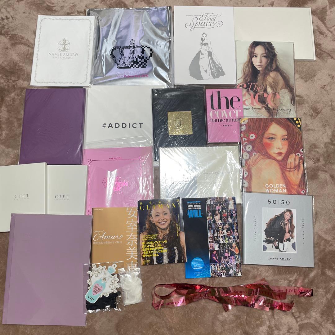 安室奈美恵　パンフレットや書籍18冊、パス、2014銀テ3本、2019LIVE羽