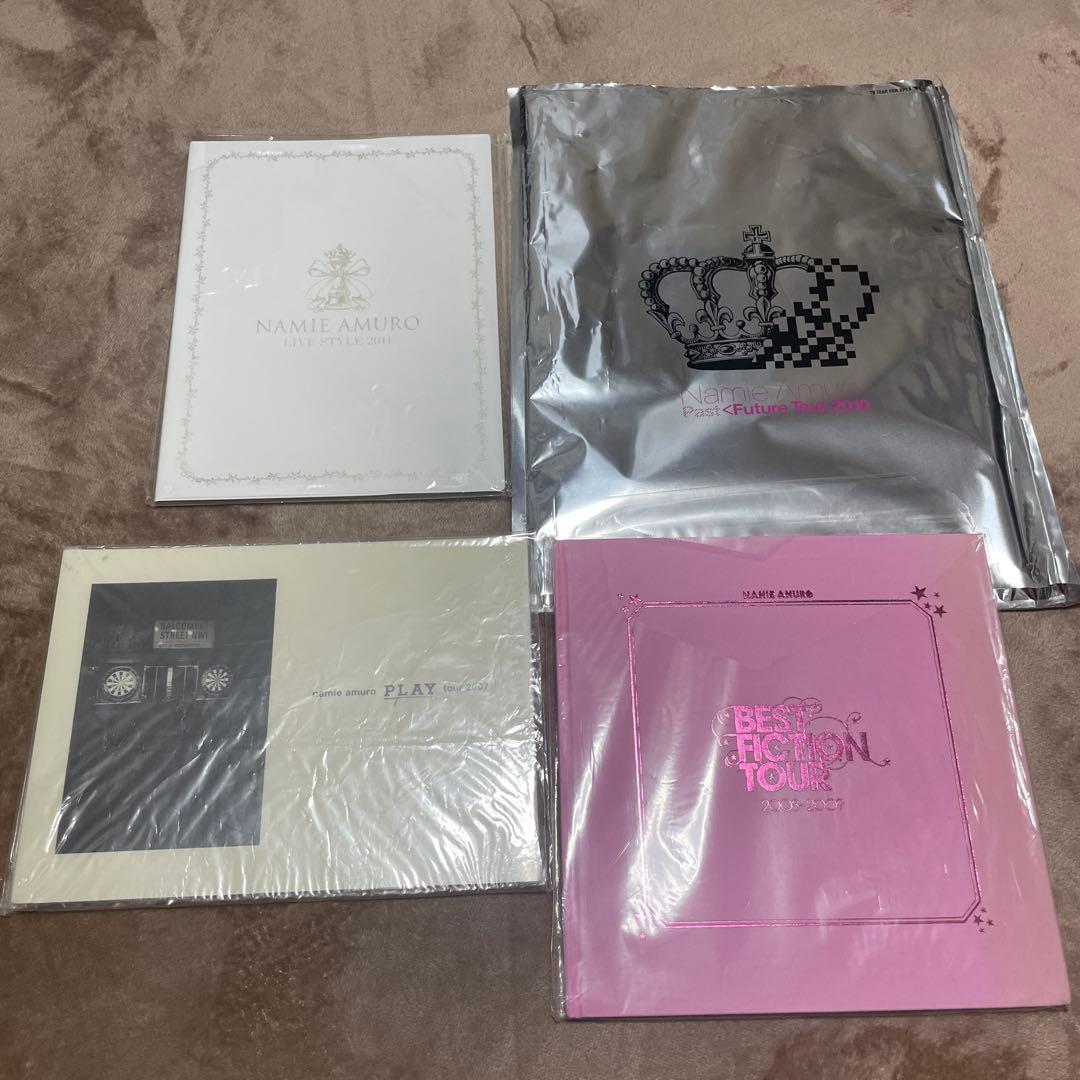 安室奈美恵　パンフレットや書籍18冊、パス、2014銀テ3本、2019LIVE羽