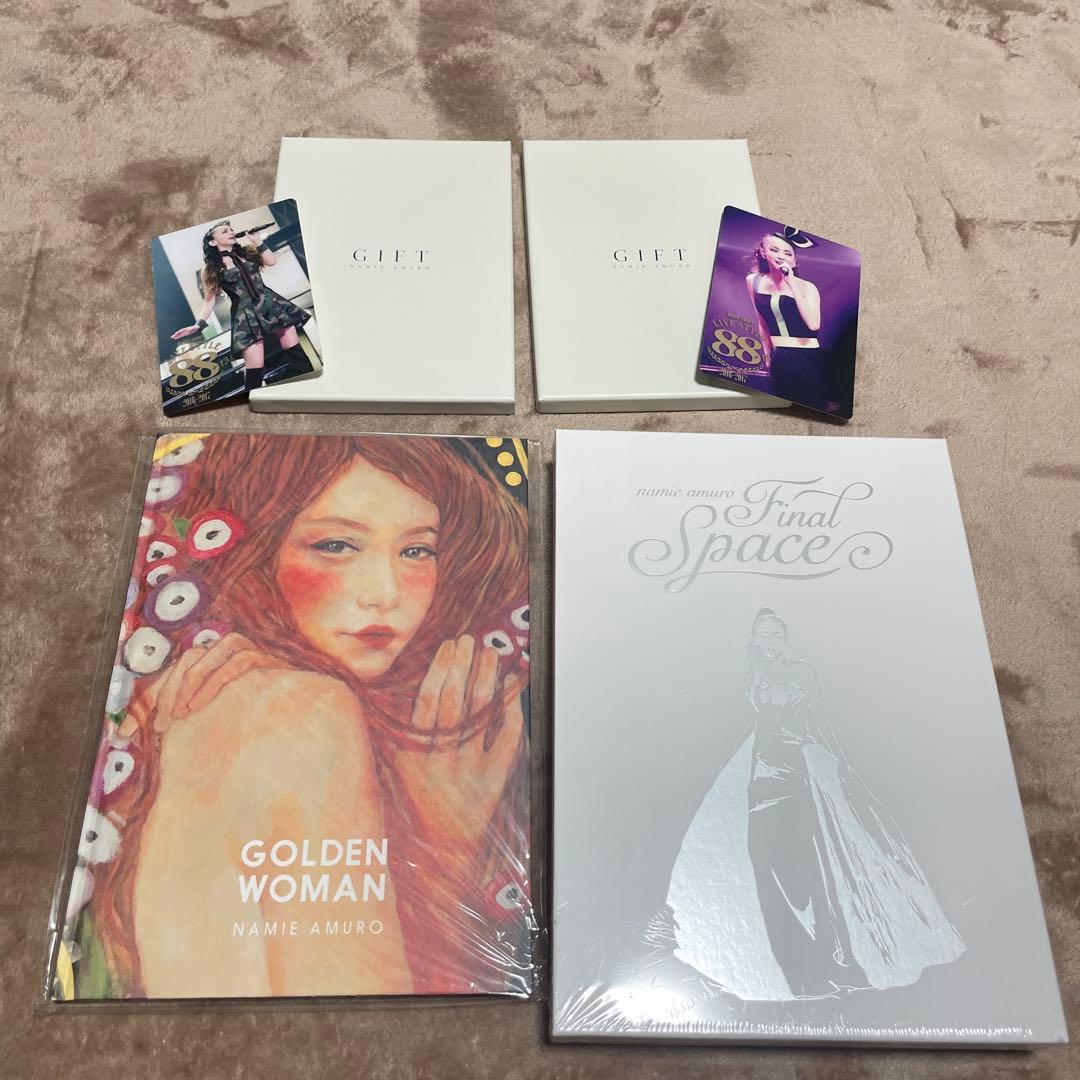 安室奈美恵　パンフレットや書籍18冊、パス、2014銀テ3本、2019LIVE羽