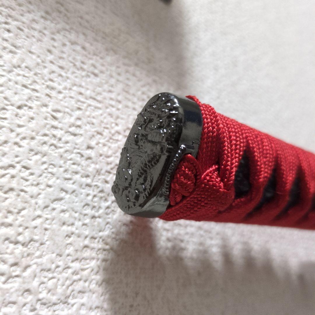 赤いハンドルの刀